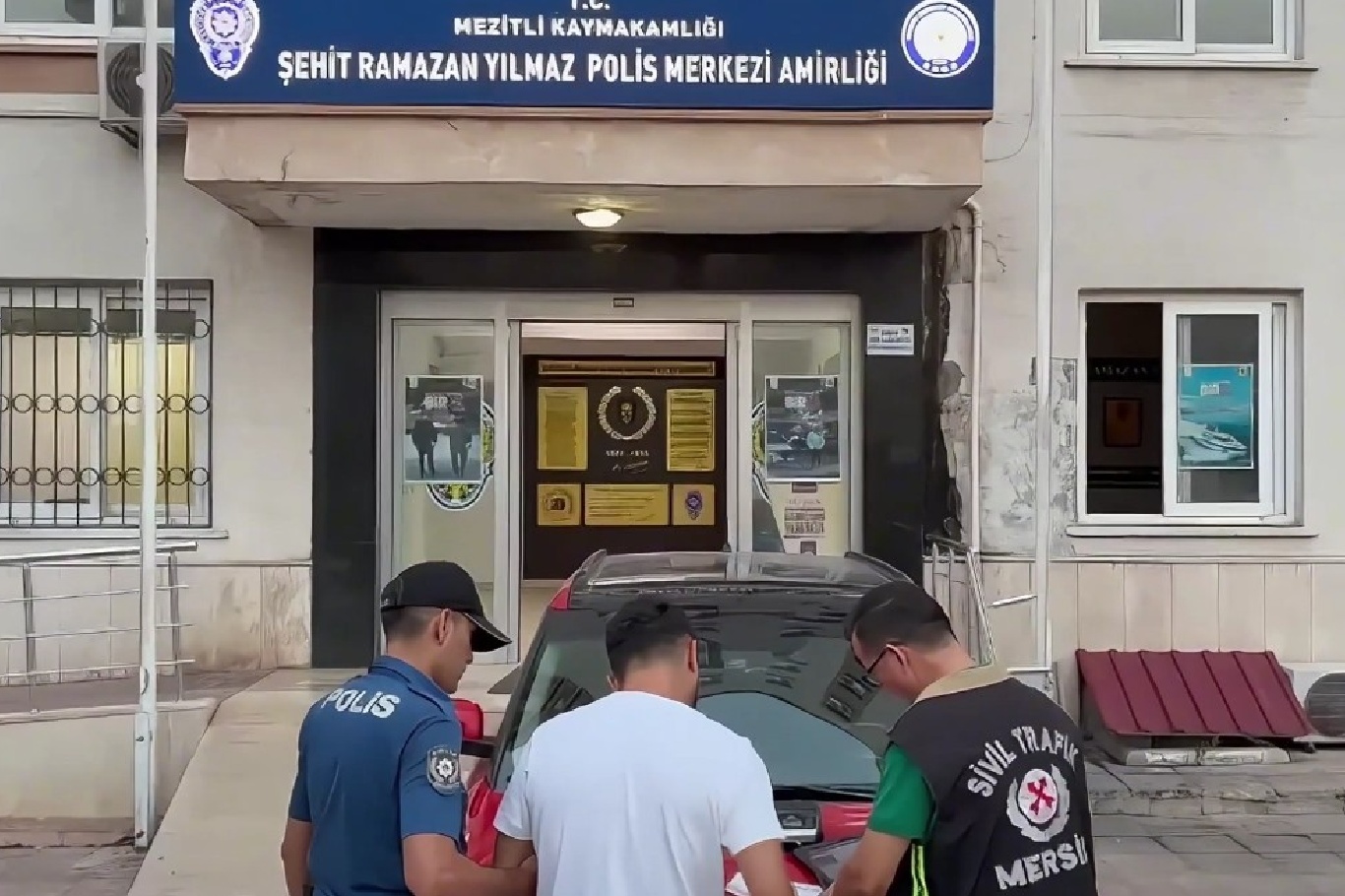 Yol verme tartışmasında aracından inen sürücüye ağır ceza