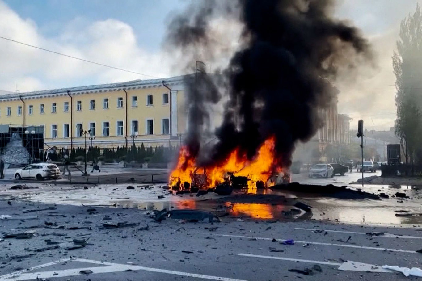 Rusya'nın Ukrayna saldırılarında 10 kişi öldü, Kiev "Kartal" hava üssünü vurdu