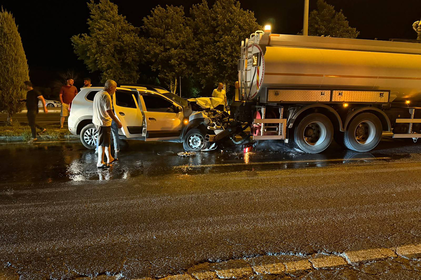 Diyarbakır'da hafif SUV araç sulama tankerine çarptı: 2'si ağır 7 yaralı