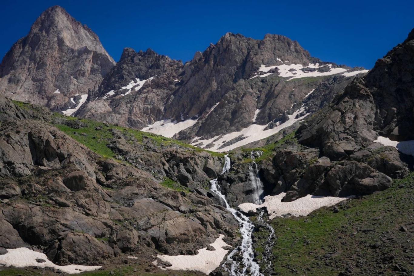 Hakkari'de kayıp dağcı için arama çalışmaları sürüyor