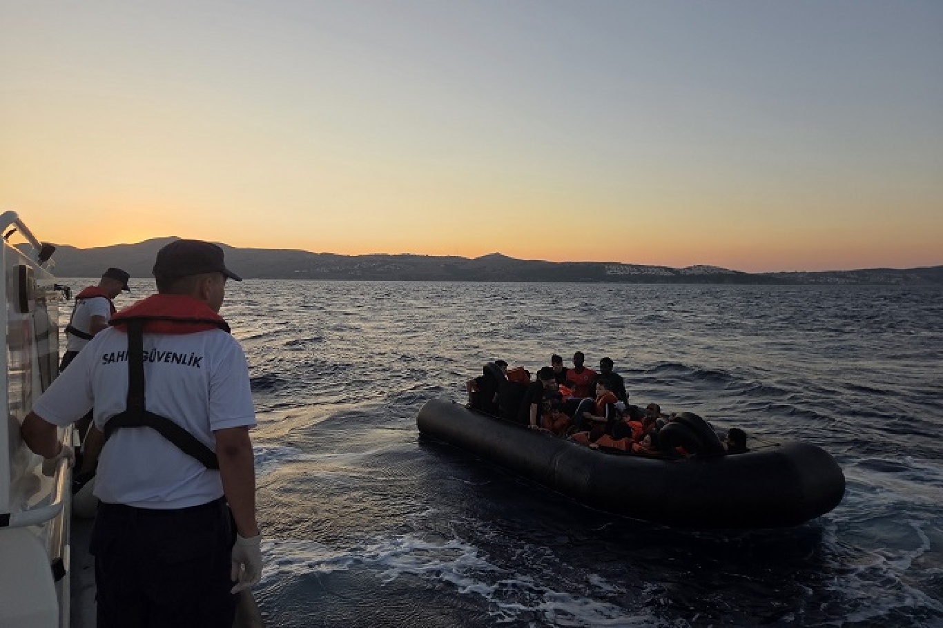 İzmir açıklarında 80 düzensiz göçmen yakalandı