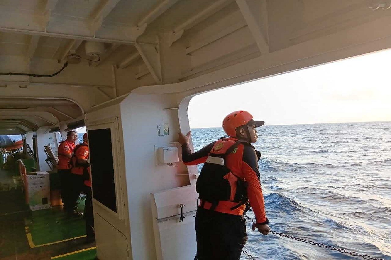 Endonezya'da batan tekneden iki kişi daha kurtarıldı, kayıplar aranıyor