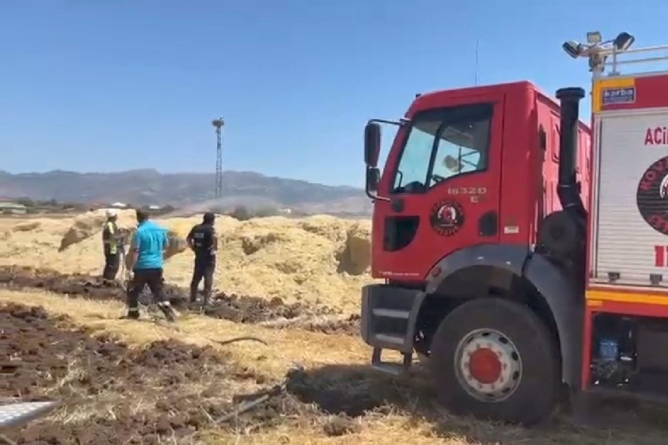 Kovancılar'da çıkan saman yangını büyümeden söndürüldü