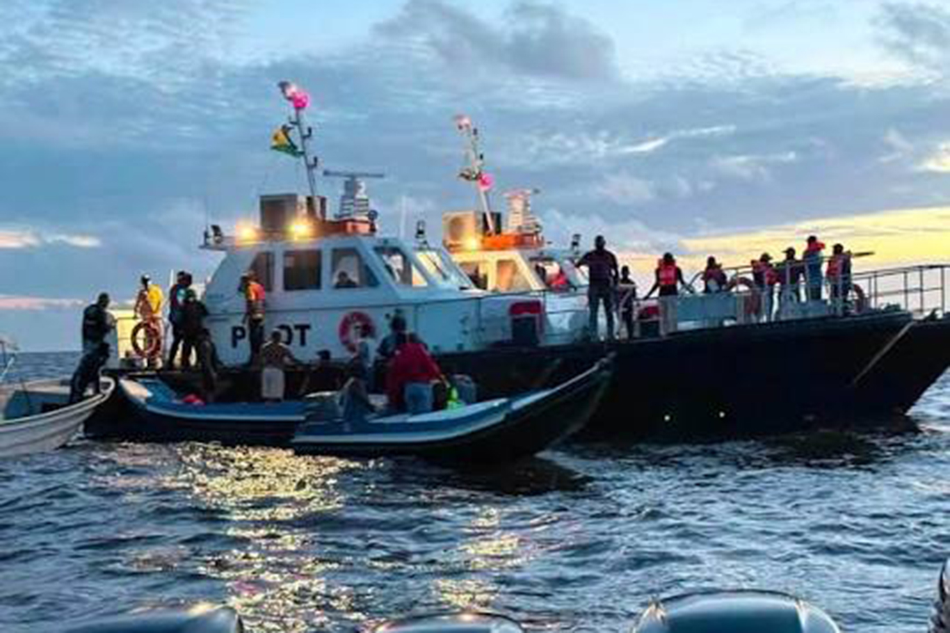 Guyana açıklarında 100'den fazla kişiyi taşıyan yolcu feribotu battı