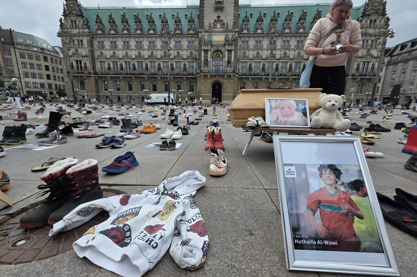 Hamburg'da Gazze için sessiz çığlık: Rathausmarkt'ta anma sergisi düzenlendi