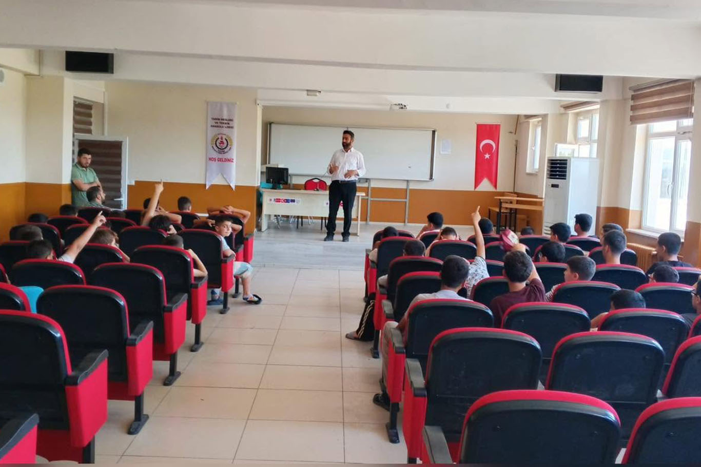 Yaz Kur'an kurslarında öğrencilere rehberlik seminerleri