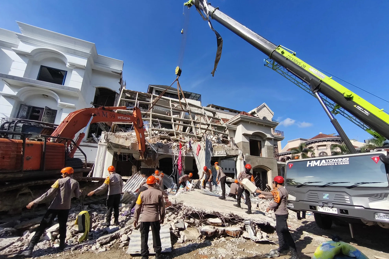 Endonezya'da bir sitede patlama: 3 ölü