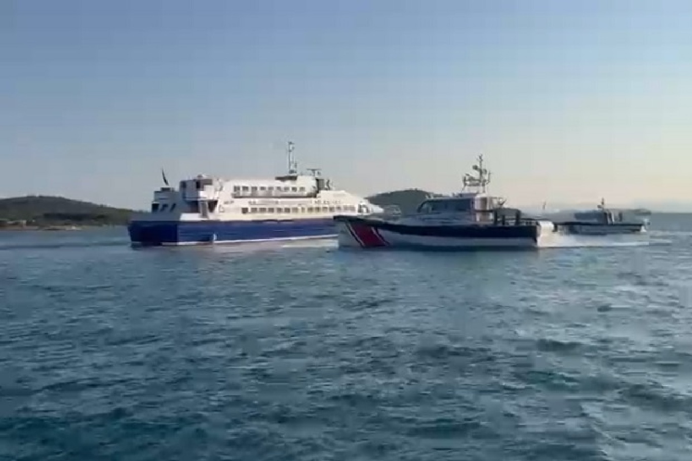 Balıkesir'de karaya oturan yolcu feribotundaki 17 kişi kurtarıldı