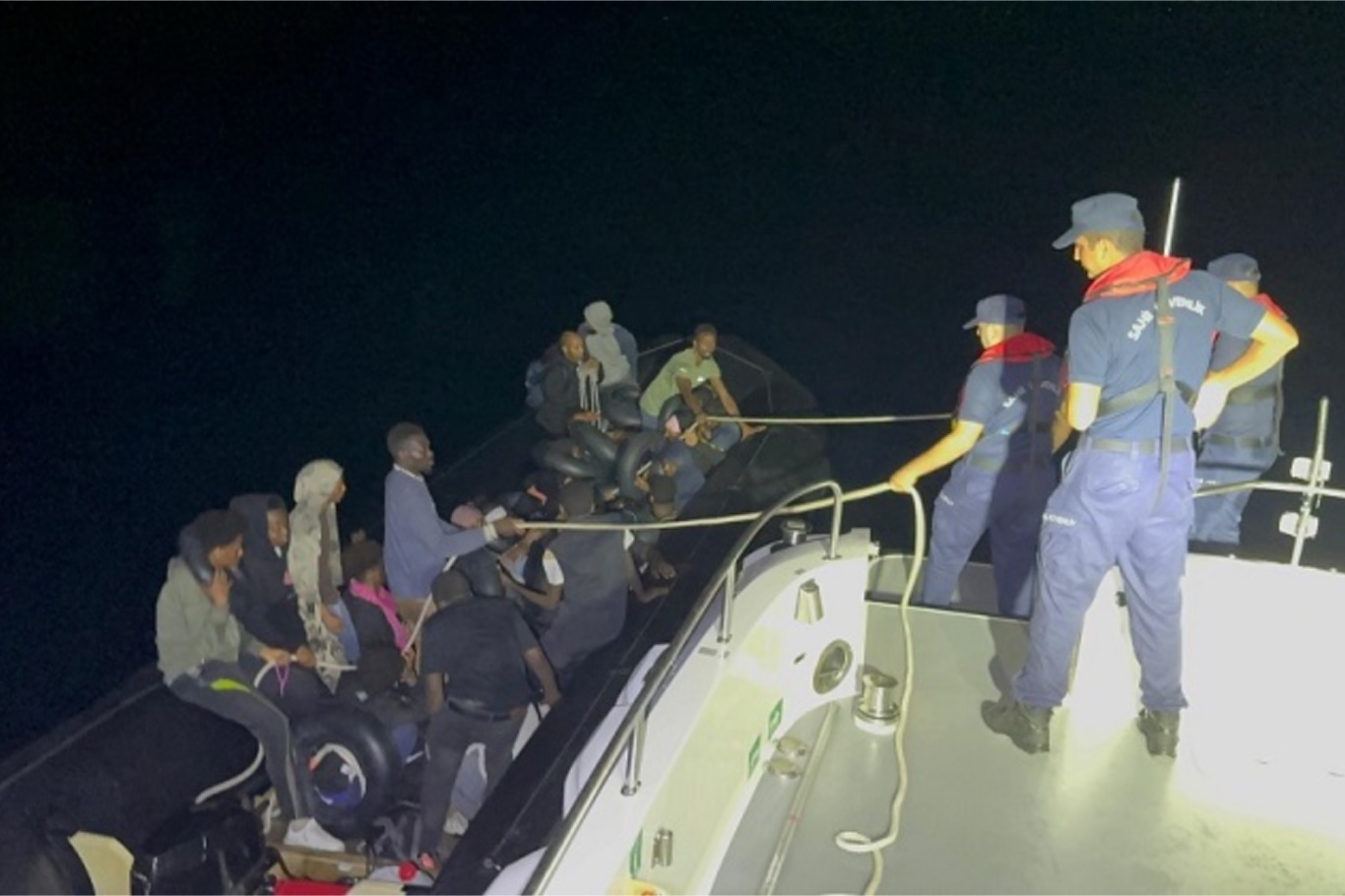 İzmir'de lastik bottaki 32 düzensiz göçmen yakalandı