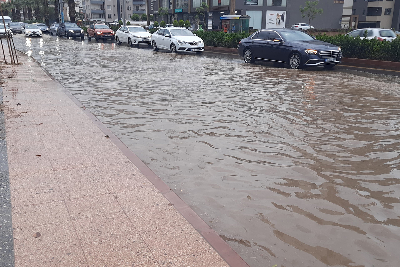 Meteoroloji'den kuvvetli yağış uyarısı: Sıcaklıklar mevsim normallerinin üzerinde seyredecek