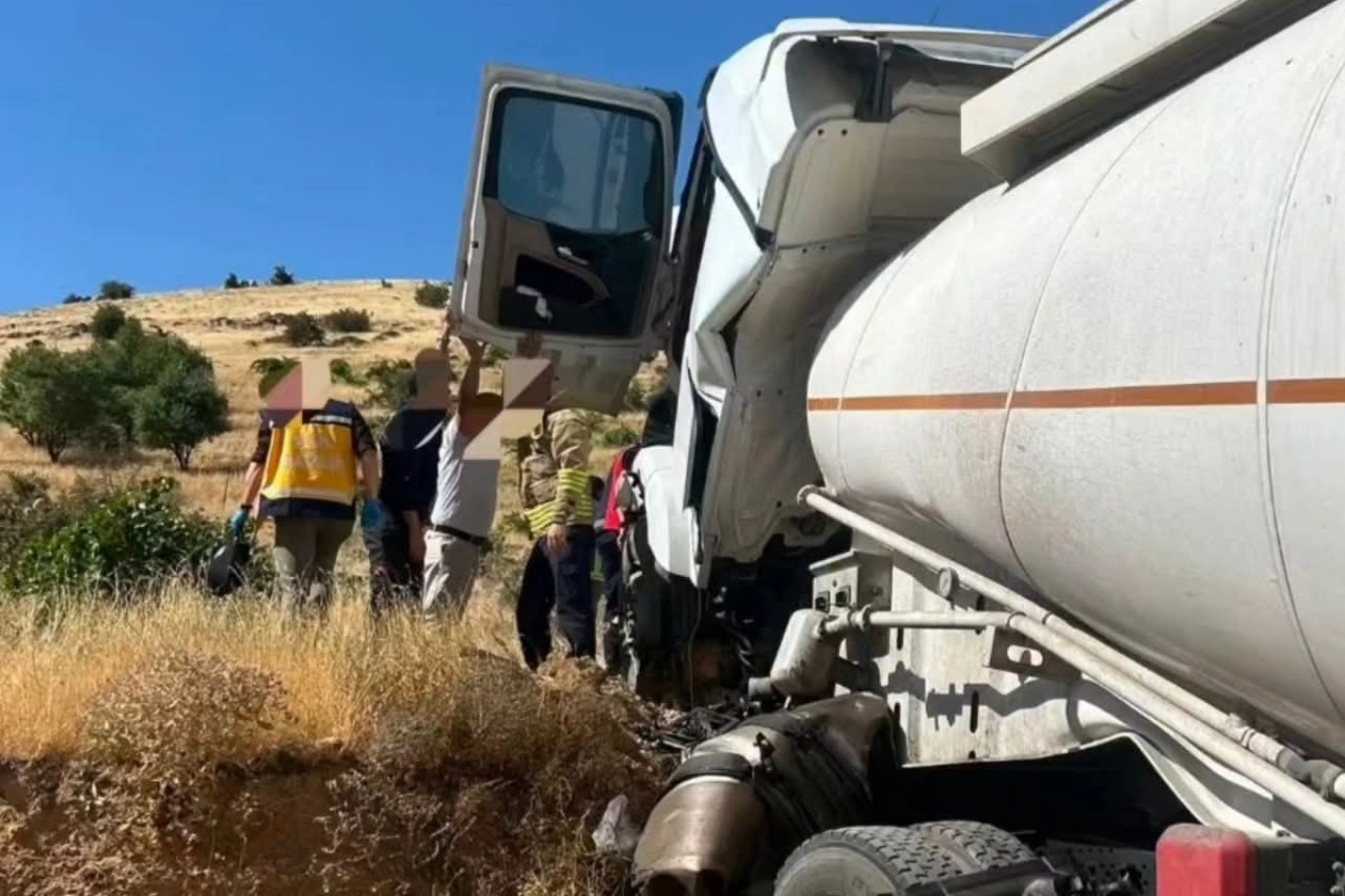 Mardin’de tanker tır yoldan çıkarak kaza yaptı