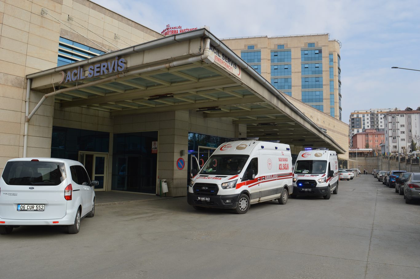 Siirt'te 5 metrelik istinat duvarından düşen yaşlı adam ağır yaralandı
