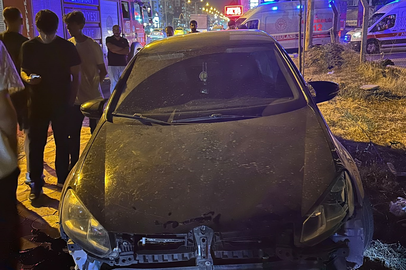 Batman'da kontrolden çıkan otomobil orta refüje çarptı: Bir yaralı