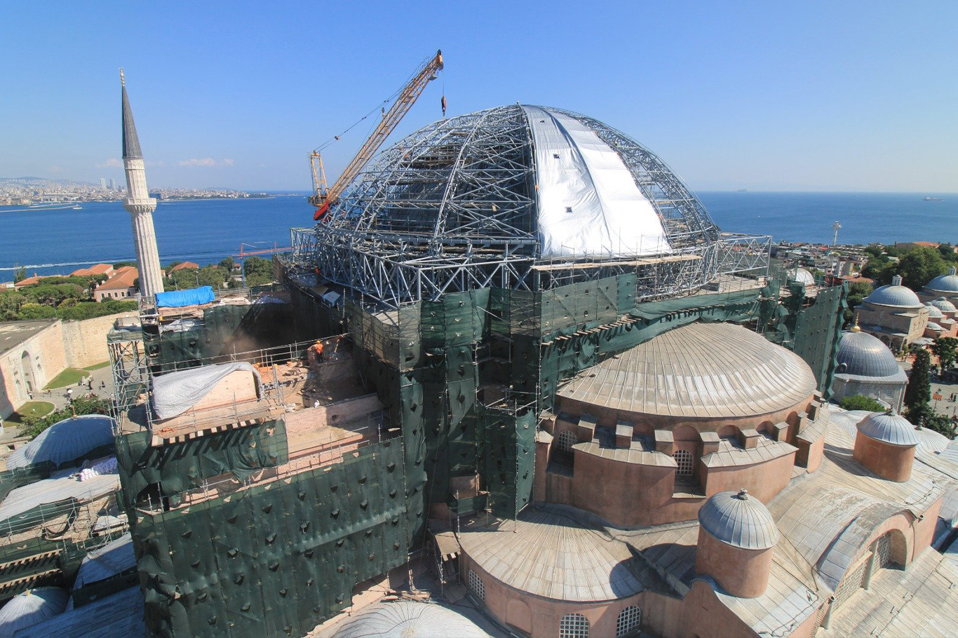 Ayasofya Camii'ndeki restorasyonda yeni aşama: Ana kubbe geçici çelik çatıyla korunuyor