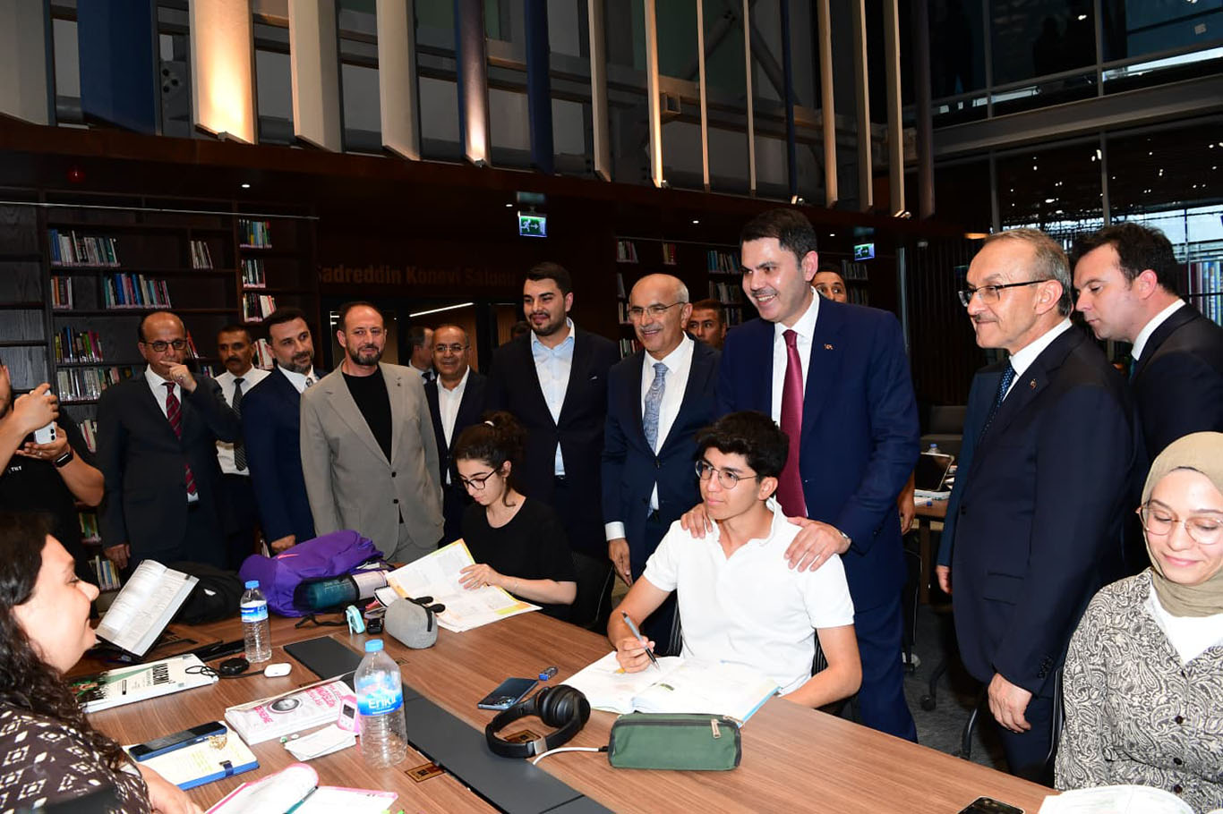 Bakan Kurum, Malatya'nın yeni nesil şehir kütüphanesinde gençlerle buluştu