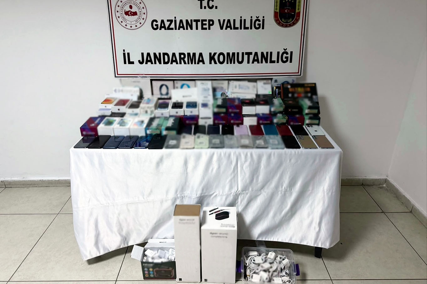 Gaziantep'te gümrük kaçağı elektronik ürün ele geçirildi