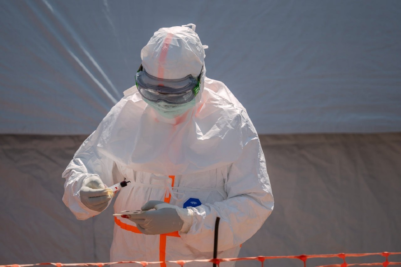 Ebola tedavi merkezinde daha fazla sağlık çalışanı greve gitti