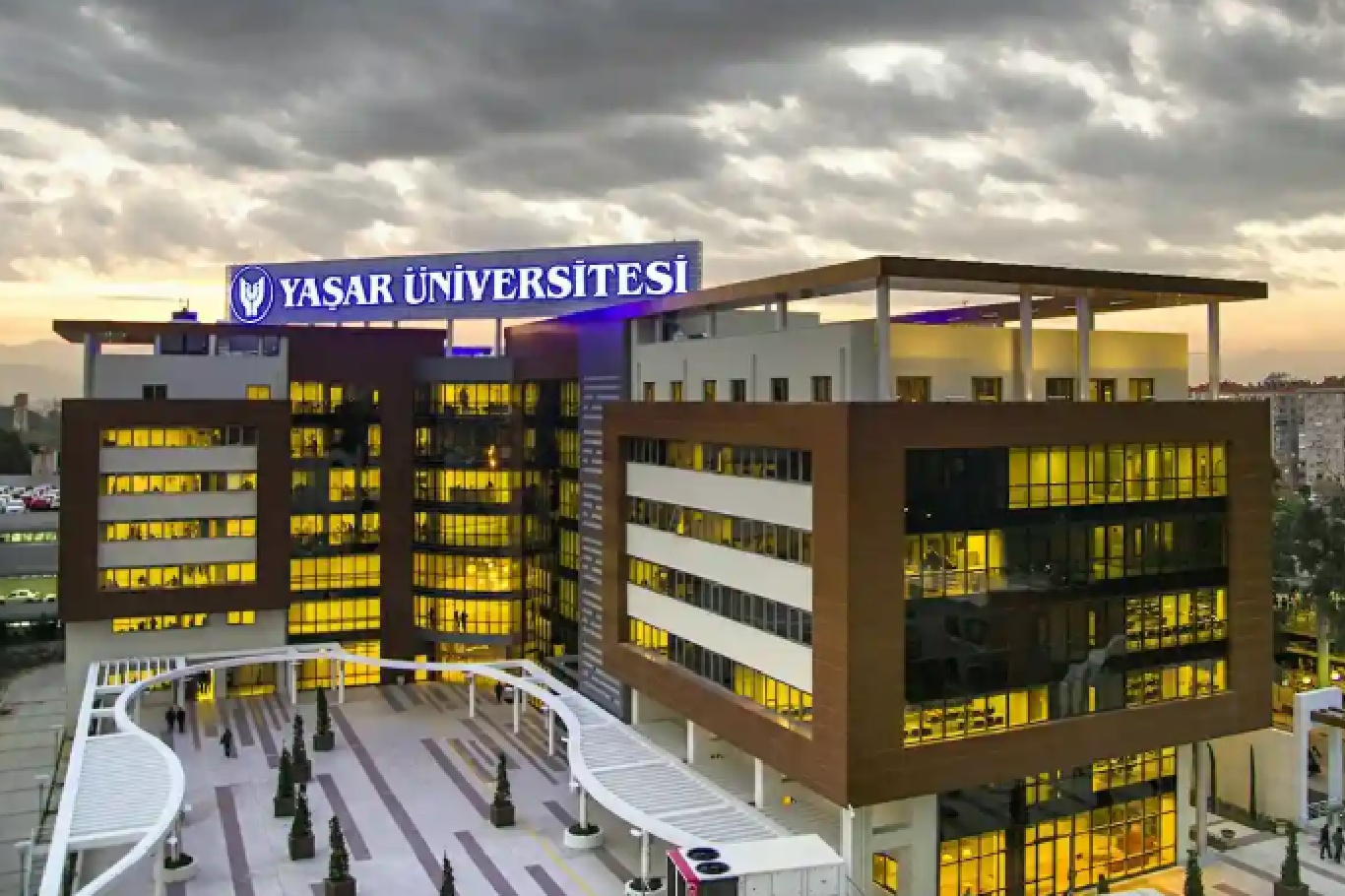 İzmir'de vakıf üniversitelerinin 2026-2027 ücretleri açıklandı