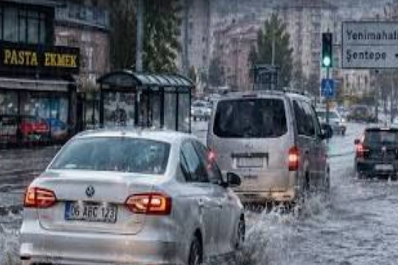 İstanbul ve Ankara'da şiddetli sağanak hayatı felç etti