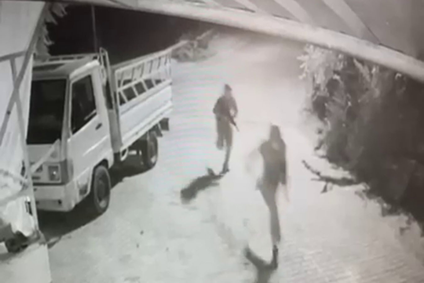 Park halindeki aracın kurşunlanma anı kamerada: 1 şüpheli tutuklandı