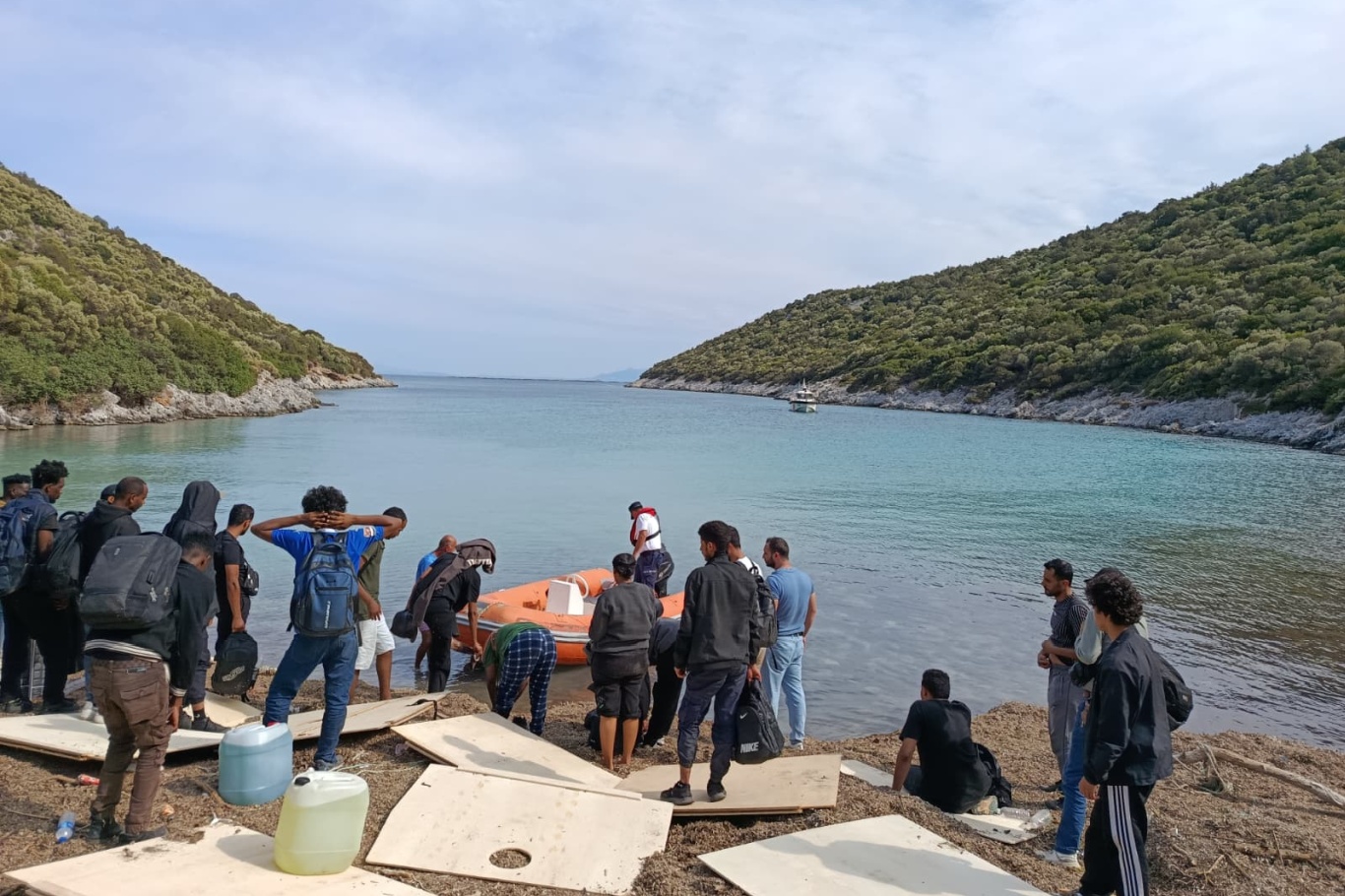 İzmir'de 22 düzensiz göçmen yakalandı