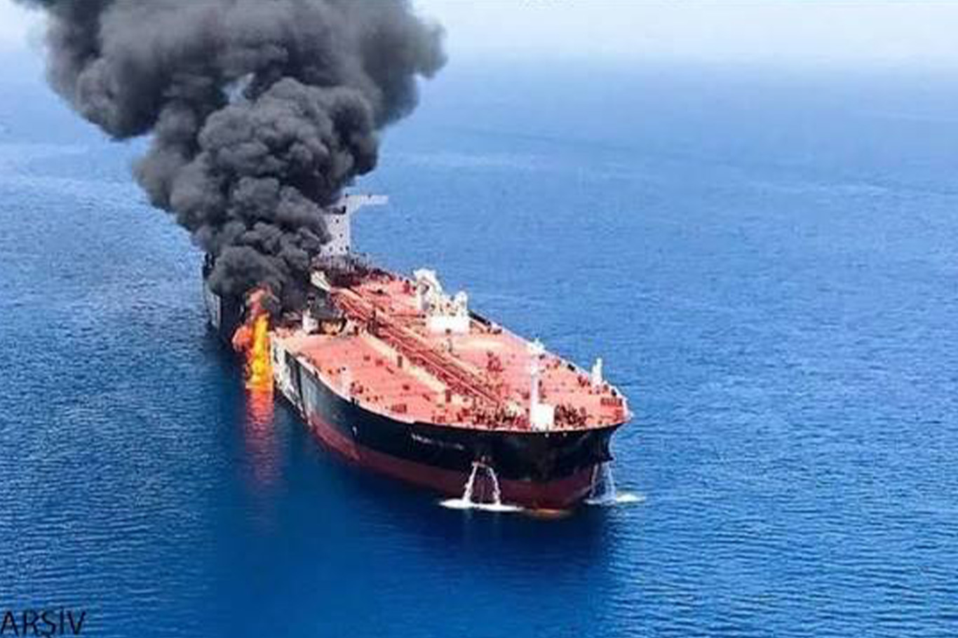 Hürmüz Boğazı'nda petrol tankeri mayına çarparak patladı