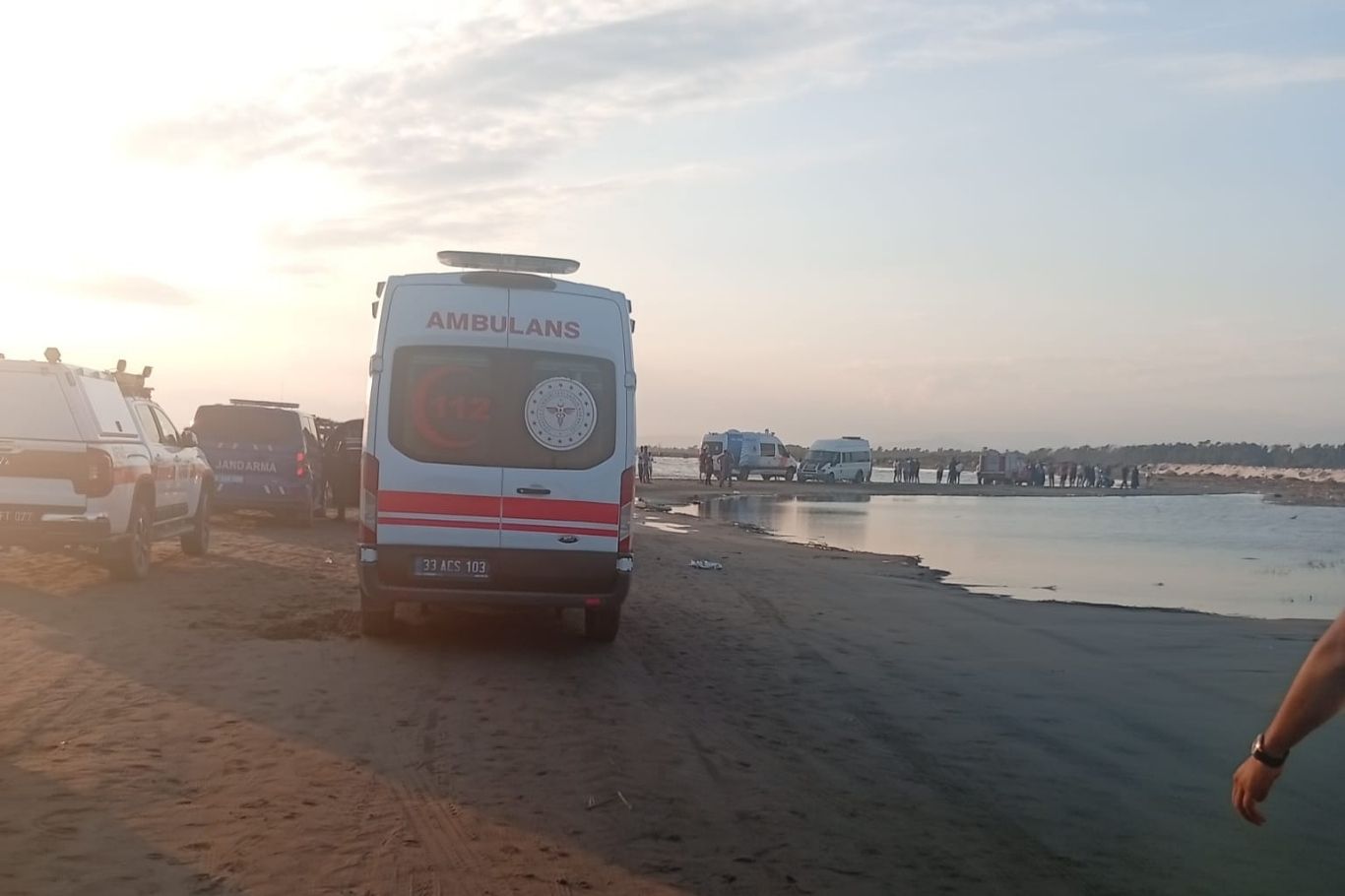 Mersin'de denize giren 3 kişi hayatını kaybetti, bir çocuk kayıp