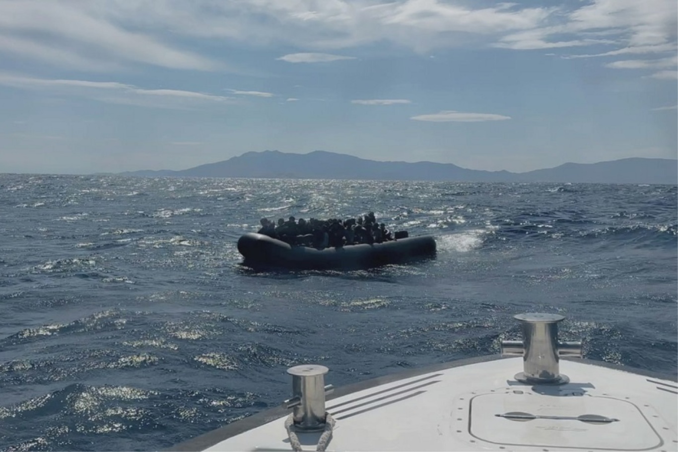 Çanakkale açıklarında 43 düzensiz göçmen yakalandı