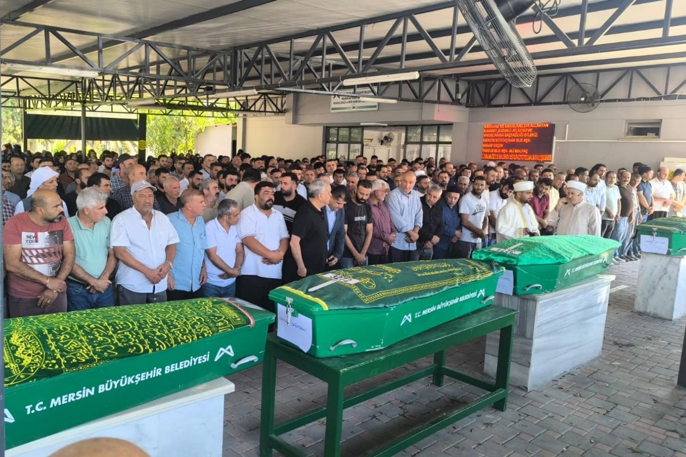 Tarsus'ta deniz faciasında hayatını kaybedenler defnedildi