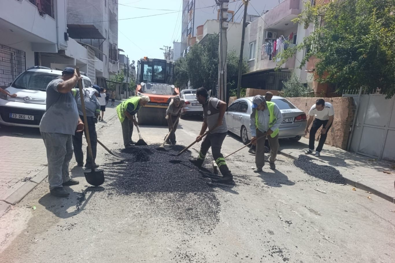 Mersin'in Akdeniz ilçesinde yol bakım ve onarım çalışmaları sürüyor