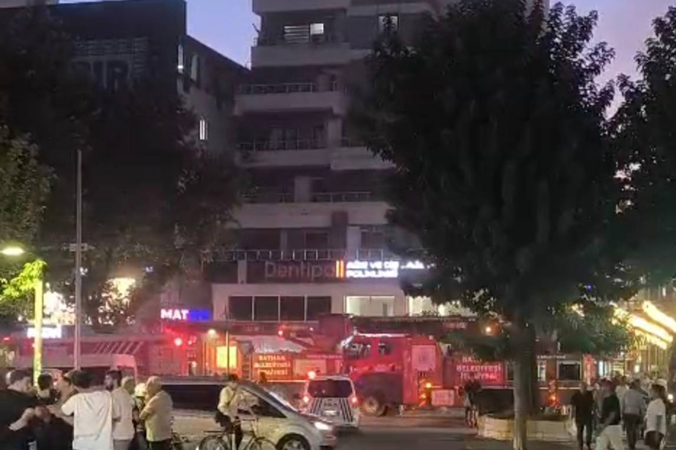 Batman'da plazanın koridorunda yangın: Dumandan etkilenler tahliye edildi
