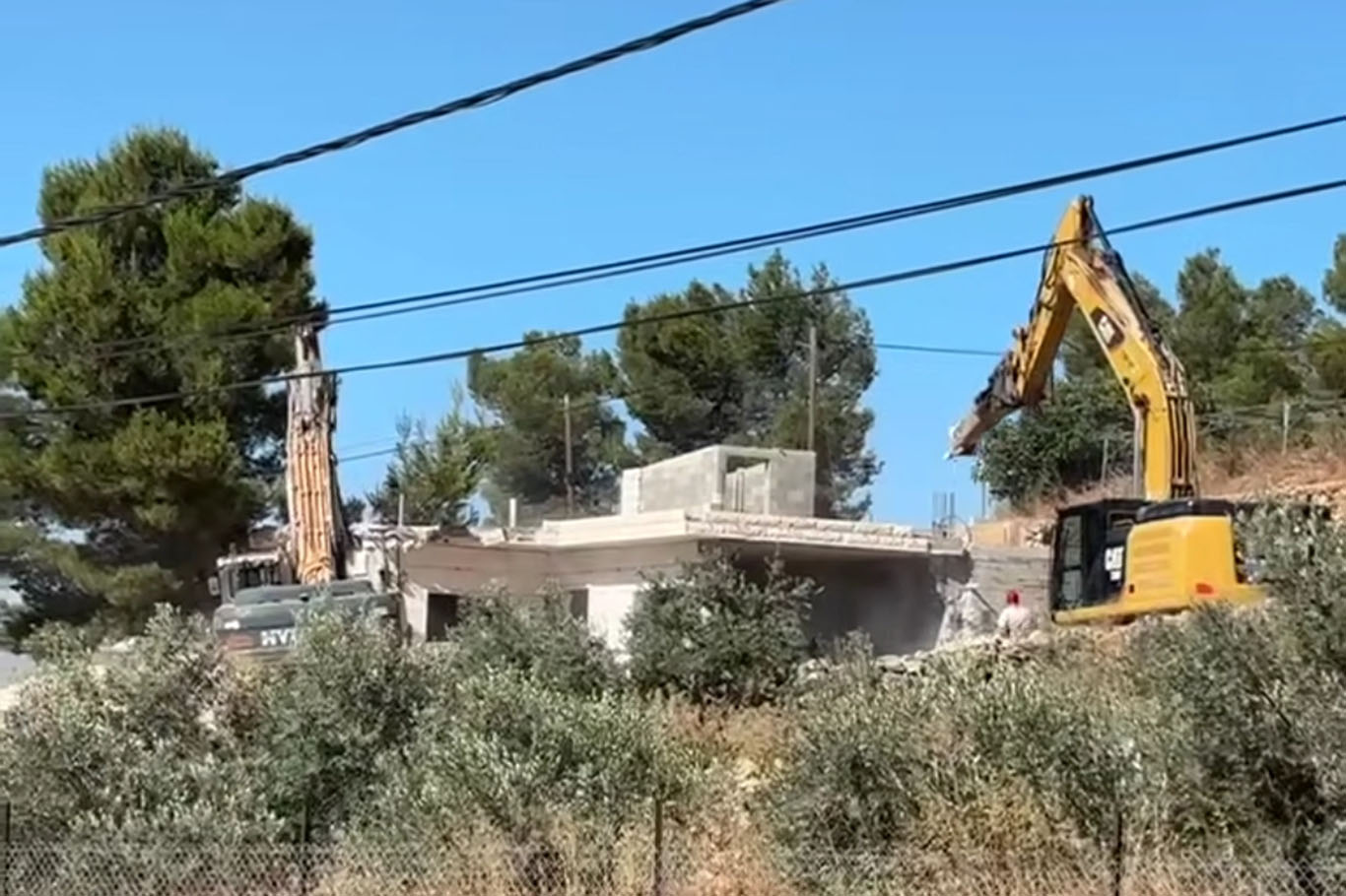 Siyonist rejim El Halil'de iki Filistinli ailenin evini yıktı