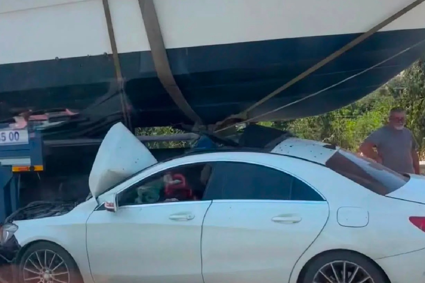 İzmir-Çeşme Otoyolu'nda otomobil teknenin altına girdi