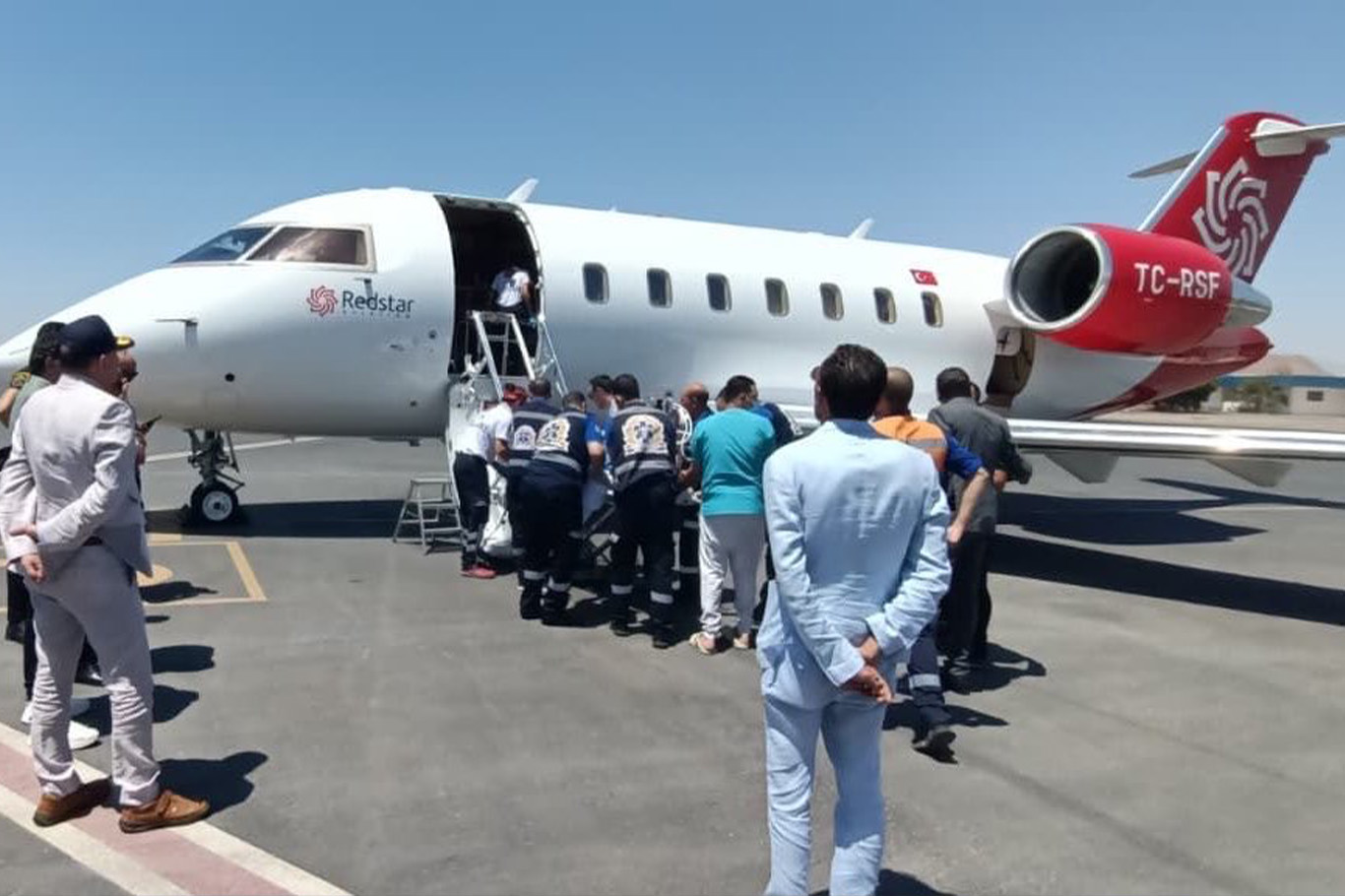 Mısır’da trafik kazası geçiren 3 Türkiye vatandaşı hava ambulansıyla Türkiye’ye getirildi