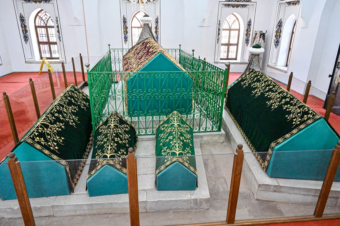 Bursa'da hanedan türbelerindeki puşideler yenilendi