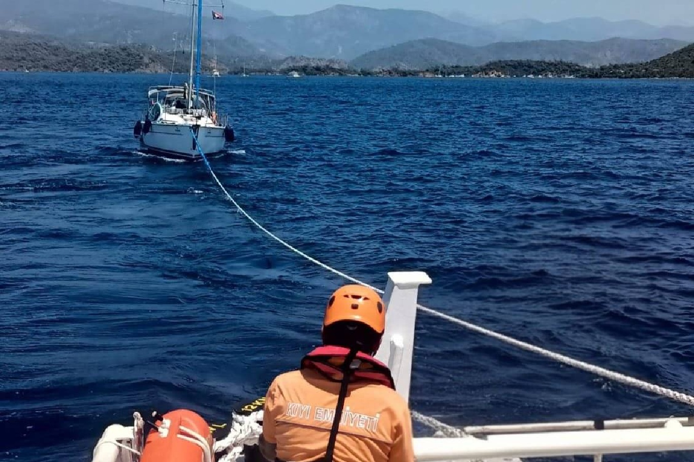 Muğla'da sürüklenen teknedeki 4 kişi kurtarıldı