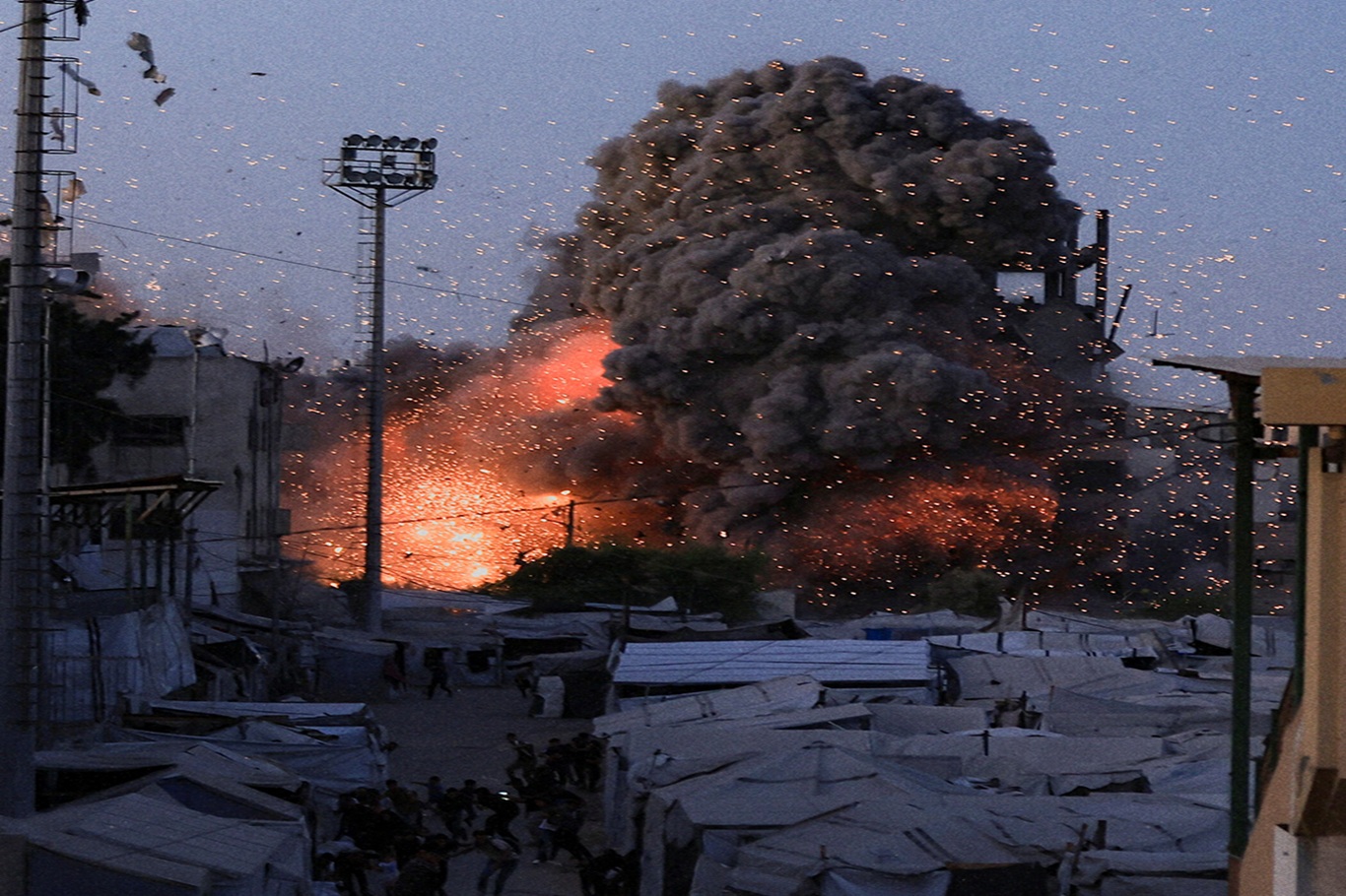 Gazze’de El-Muttakin Camisi bombalandı