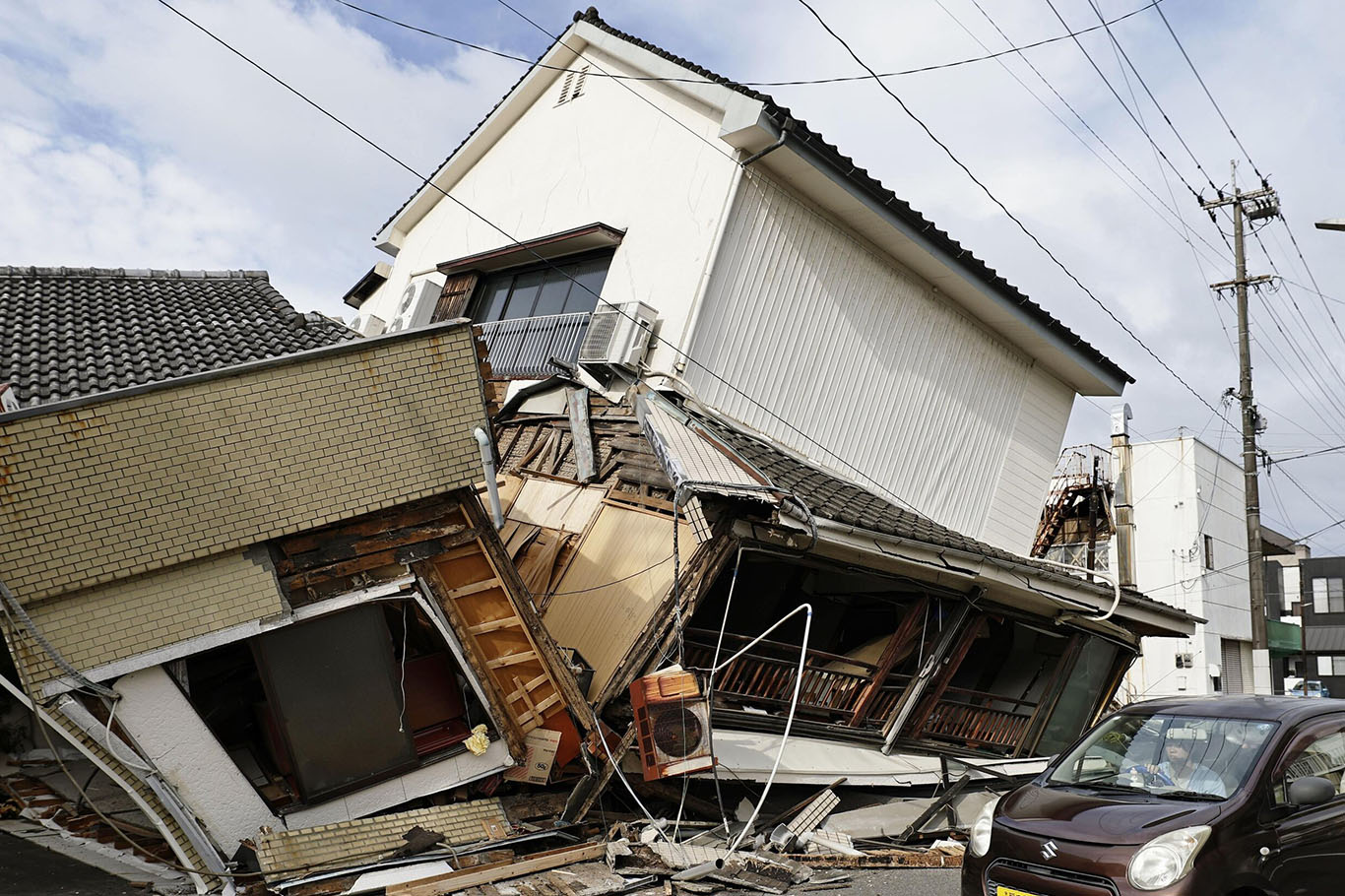 Japonya'daki depremde 13 kişi hayatını kaybetti, arama kurtarma sürüyor