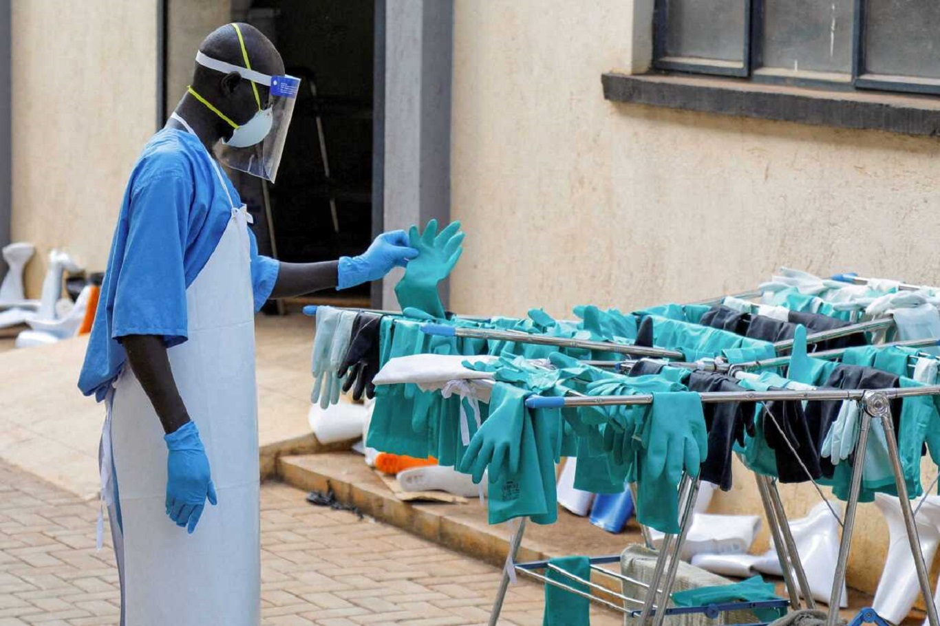 Uganda Ebola salgınının sona erdiğini ilan etti
