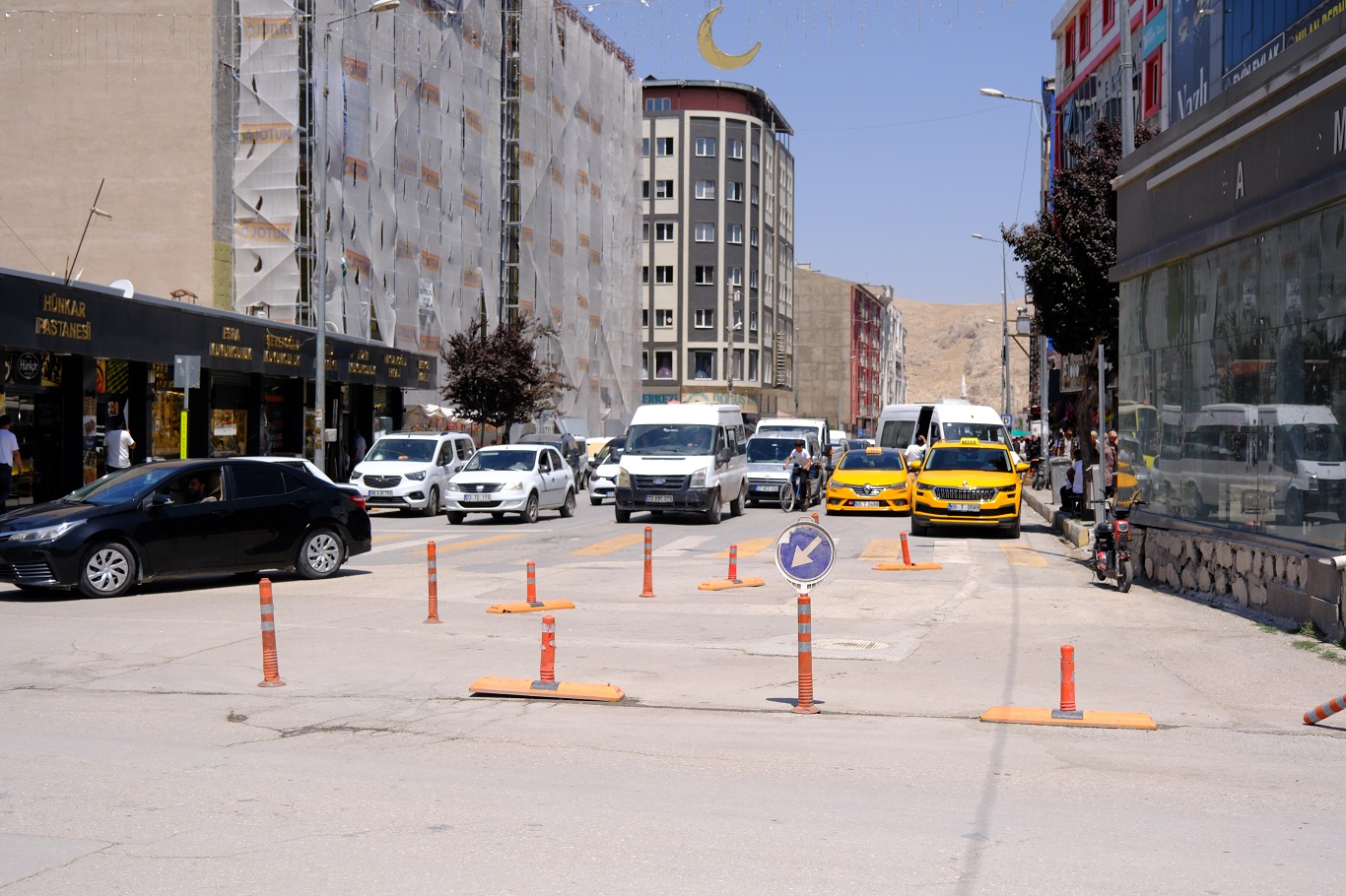 Van'da tek yön uygulaması esnafı kepenk kapatma noktasına getirdi