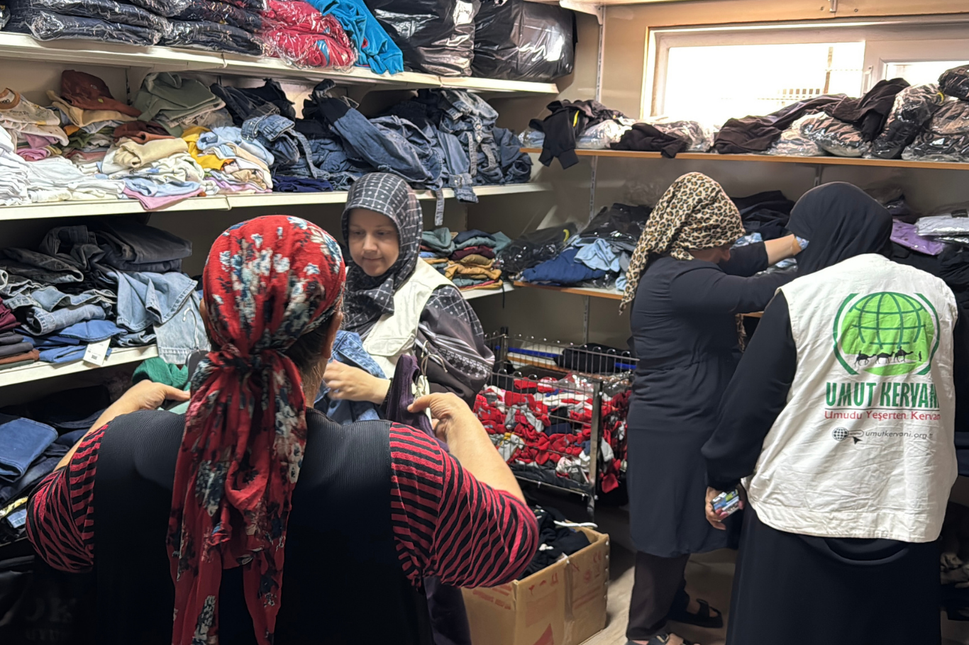 Umut Kervanı Adana'da ihtiyaç sahiplerine gıda ve giyim yardımlarını sürdürdü