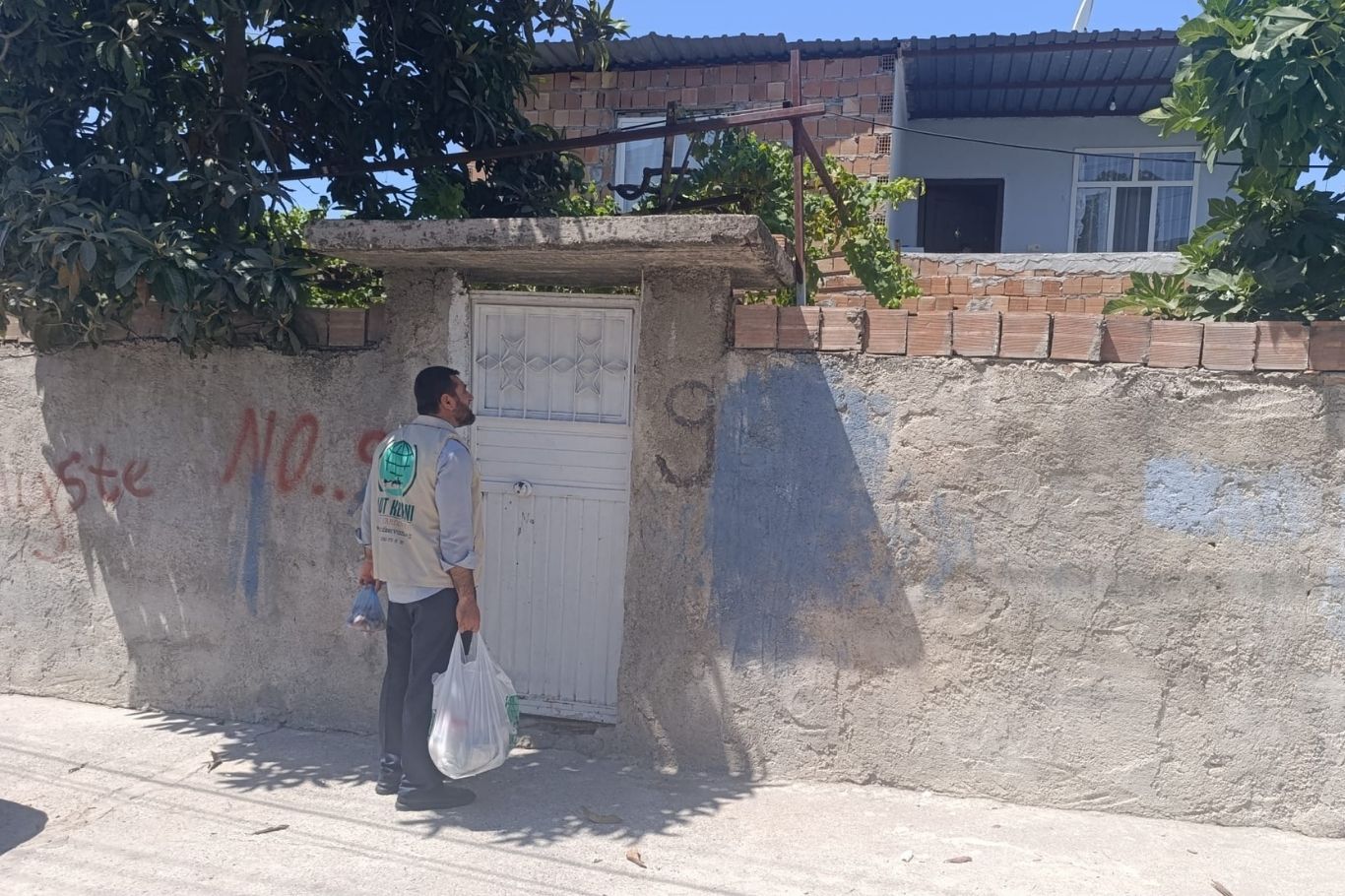 Mersin Umut Kervanından ihtiyaç sahibi ailelere erzak desteği