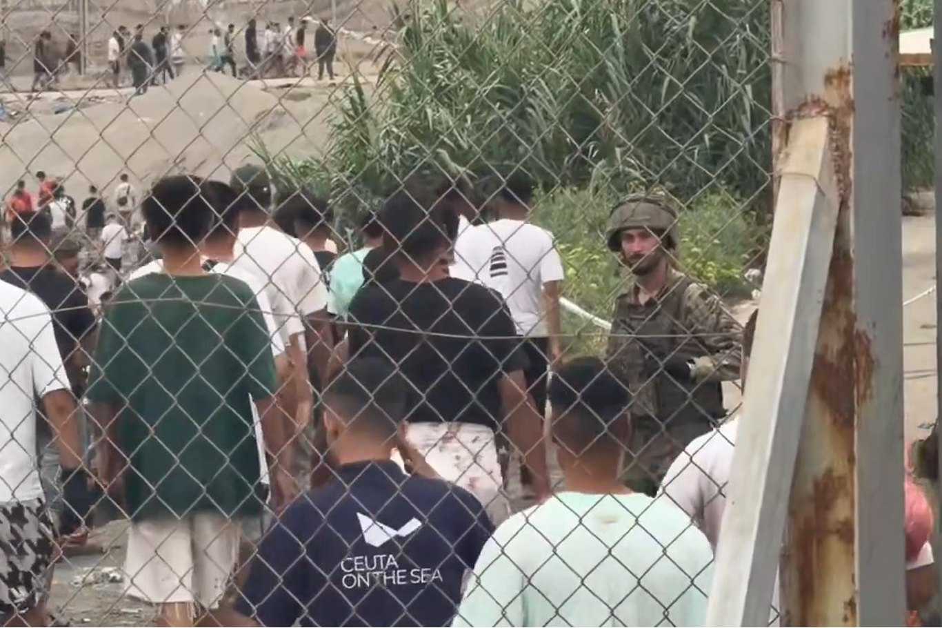 Ceuta'daki İspanyol birlikleri, yasadışı göçmenlerin sınır geçişini engelledi