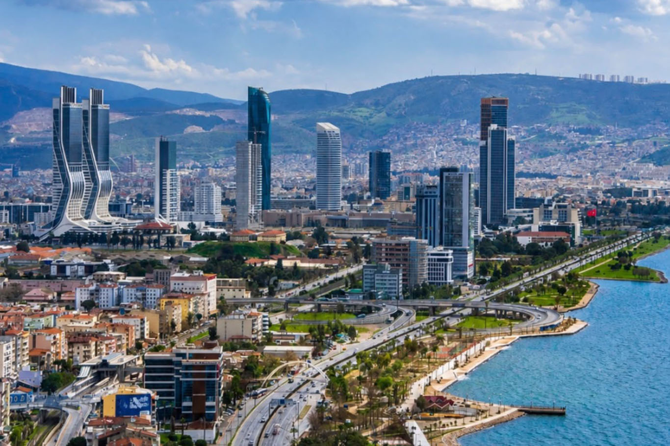 İzmir'de sıcak hava ve kuvvetli rüzgâr etkisini sürdürüyor