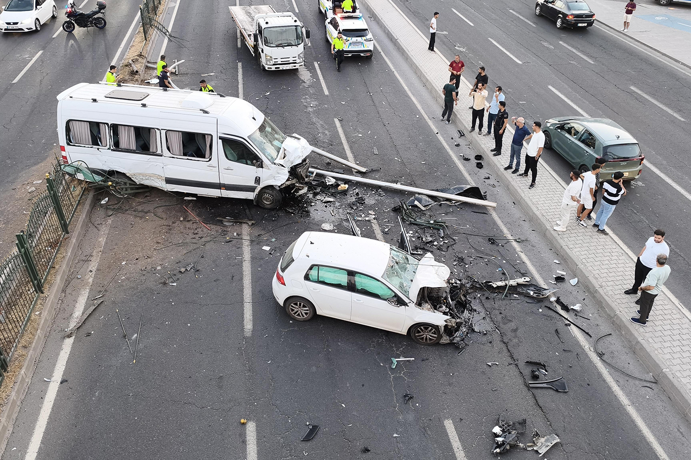 Diyarbakır'da zincirleme kaza: 2 ağır yaralı