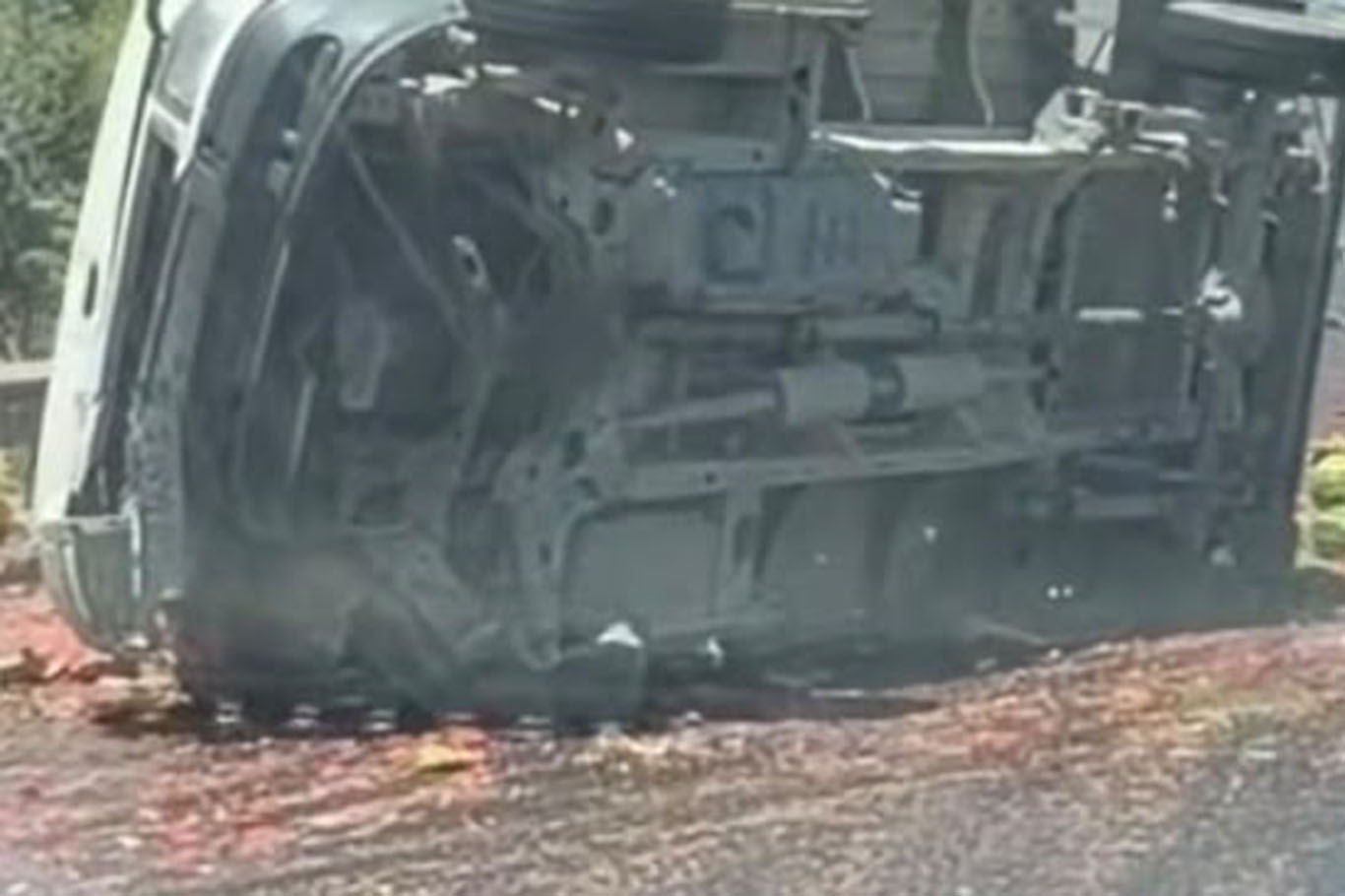 İzmir Çevre Yolu'nda karpuz yüklü kamyon devrildi