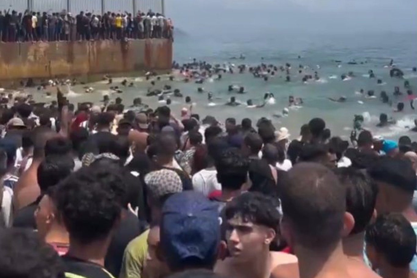 Ceuta'daki kitlesel sınır geçişlerinde ölü sayısı 100'e yaklaştı