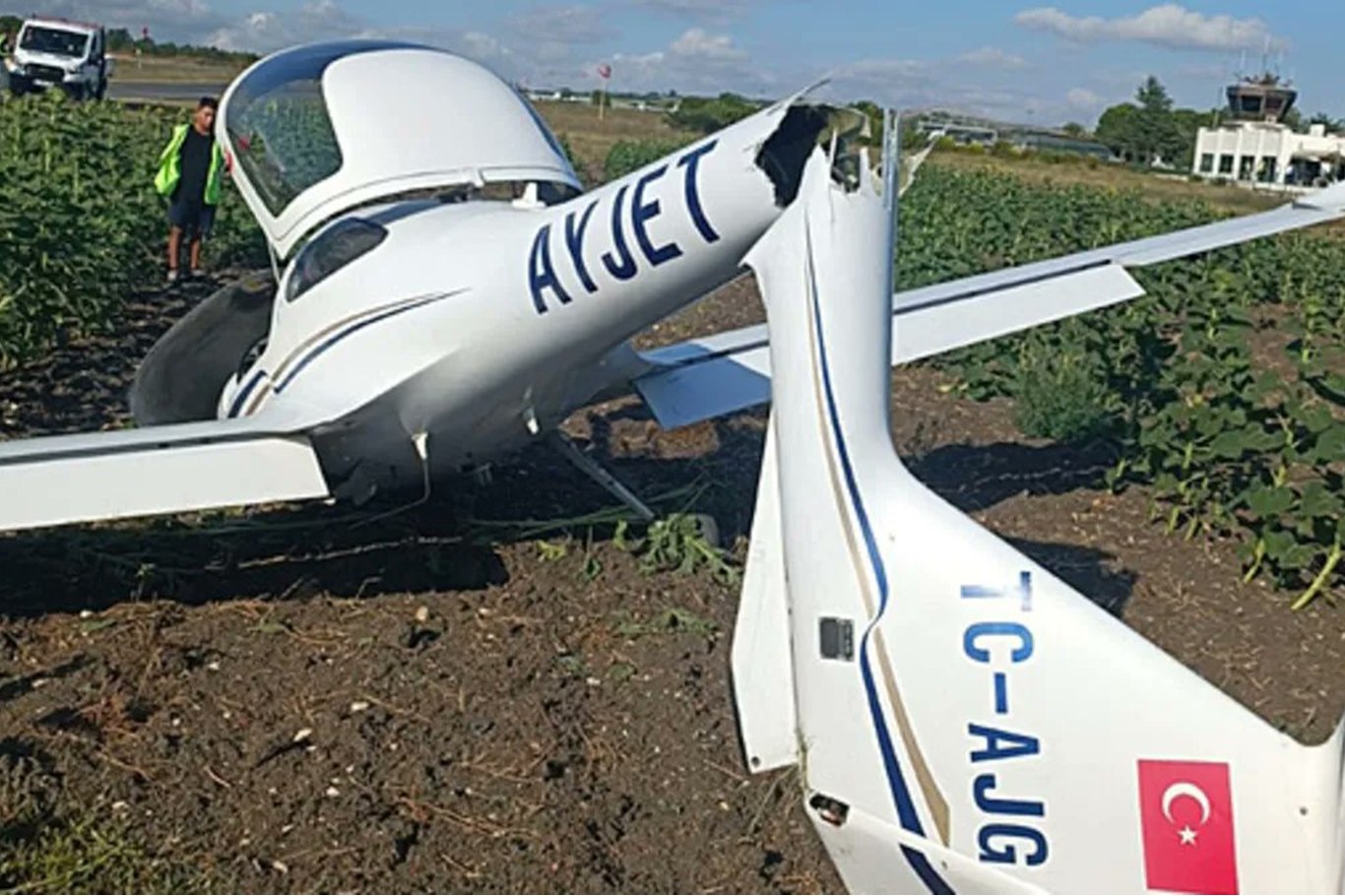 Çatalca'da eğitim uçağı düştü: Bir yaralı