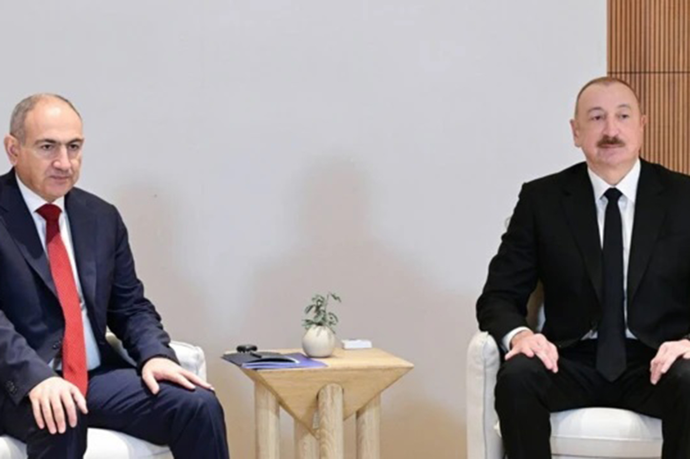 Aliyev ve Paşinyan telefonda görüştü