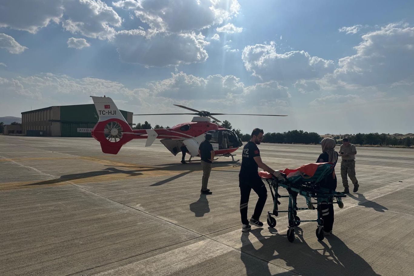Siirt'te beyin kanaması geçiren kadın hasta hava ambulansıyla hastaneye ulaştırıldı